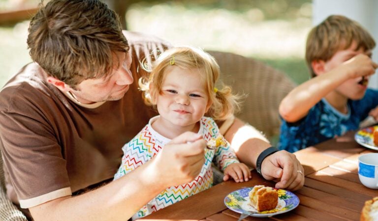 A Breakfast Surprise: Stranger’s Kindness Moves Texas Dad to Tears